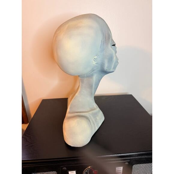 Gag Studios Roswell Alien Bust Halloween Decoration - 14 in x 12 in - Picture 2 of 4